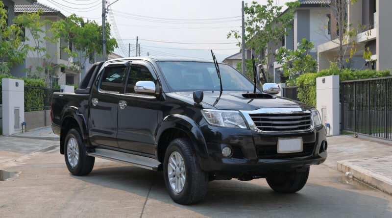 Pickup negra moderna vista de frente, ilustra la RAM Dakota Night Edition producida en Córdoba