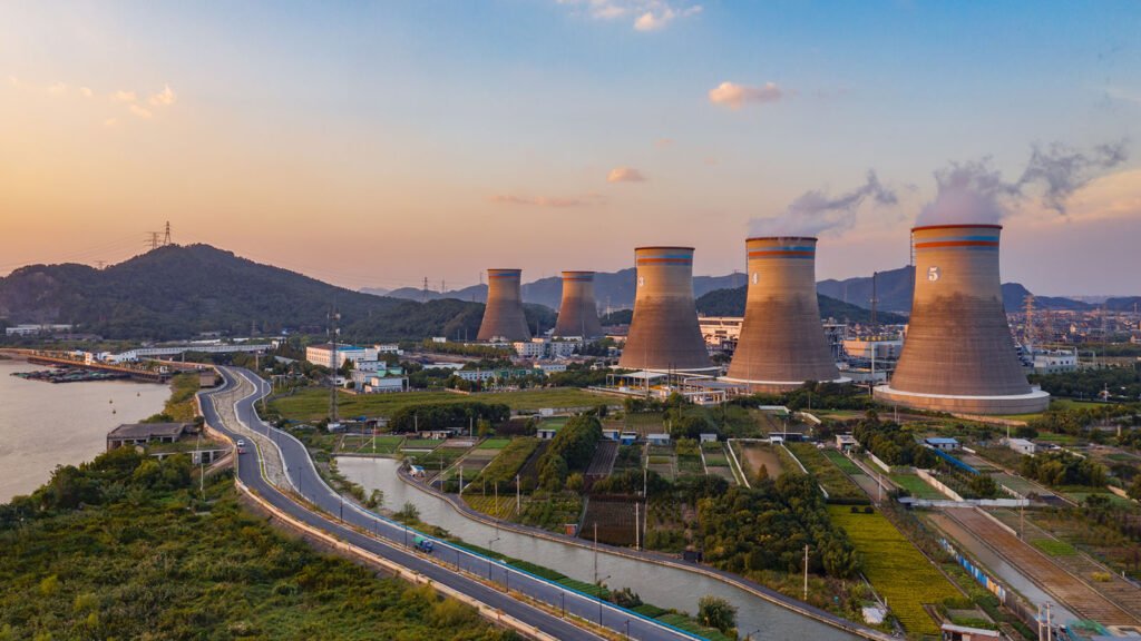 recorte en la CNEA: vista aérea de una planta de energía nuclear