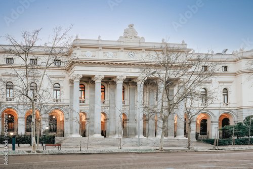 Reforma del BCRA: fachada de un edificio financiero con columnas