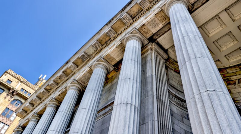 reforma del BCRA: fachada de un edificio bancario institucional con columnas