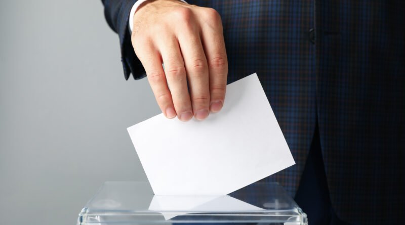 Reforma electoral: sobre ingresando en una urna de votación