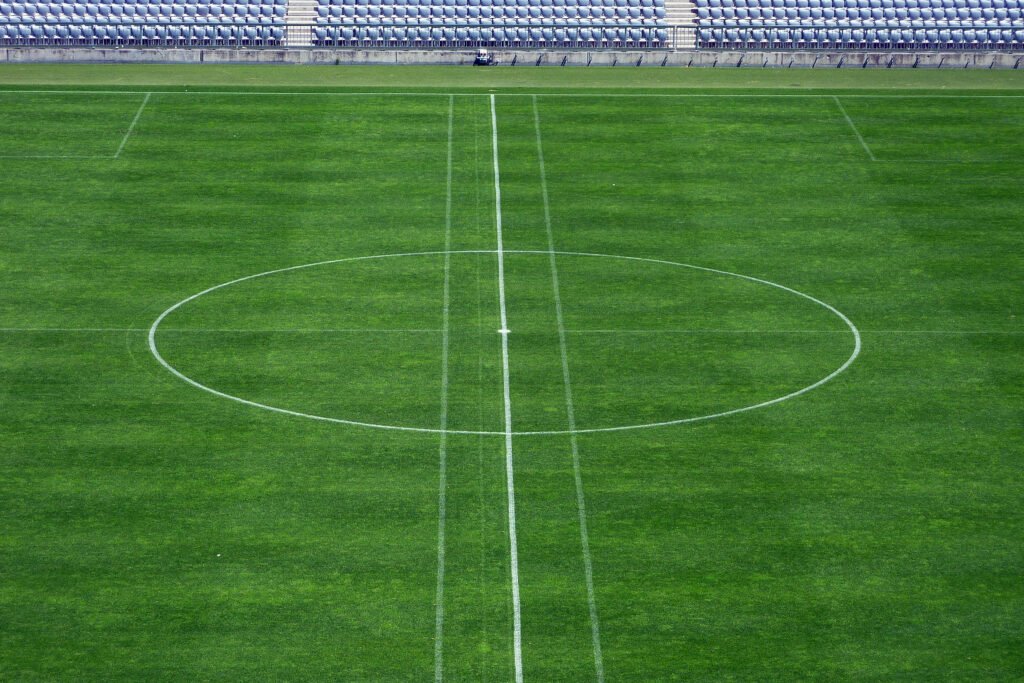 Campo de juego de un estadio de fútbol visto desde adentro, ilustra los refuerzos de River