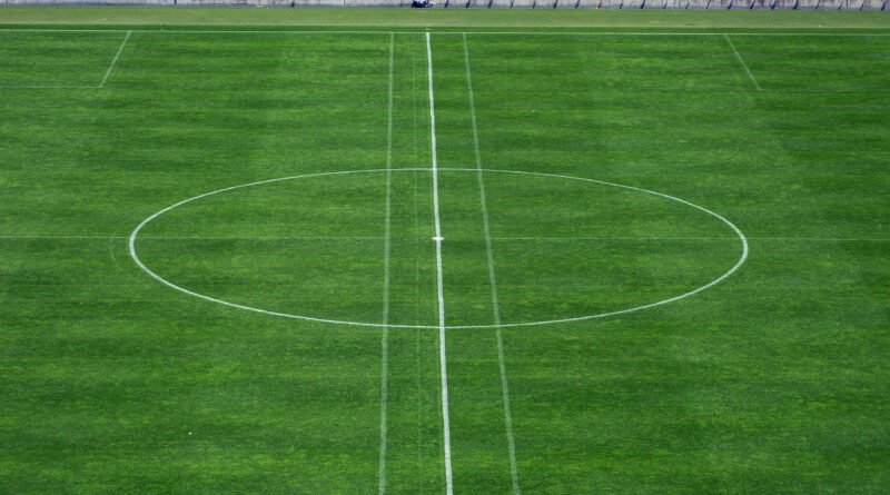 Campo de juego de un estadio de fútbol visto desde adentro, ilustra los refuerzos de River