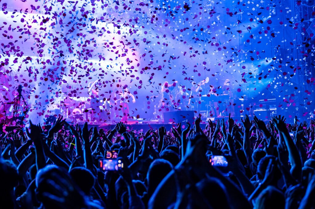 regreso de Xuxa: escenario de concierto con confeti y luces