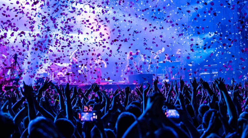 regreso de Xuxa: escenario de concierto con confeti y luces