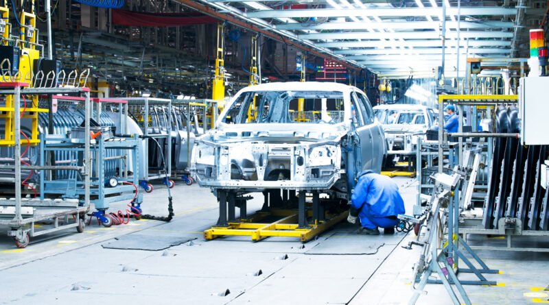 Línea de producción automotriz que ilustra la fabricación nacional de la Renault Niagara