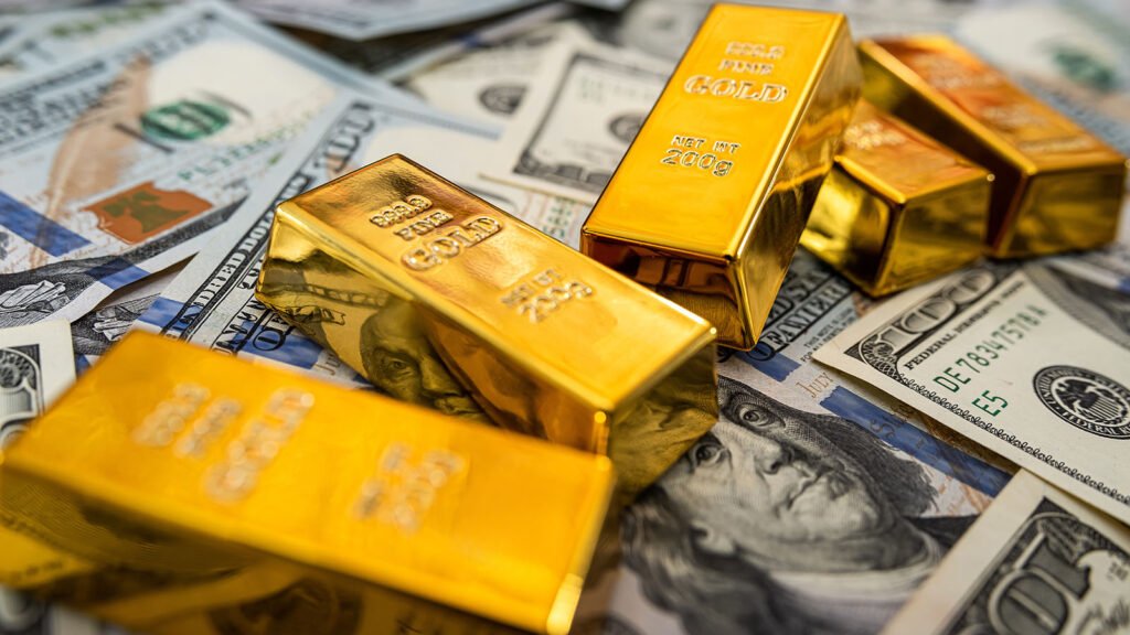 reservas del Banco Central: lingote de oro y billetes de dólar