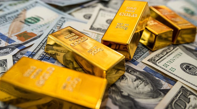 reservas del Banco Central: lingote de oro y billetes de dólar