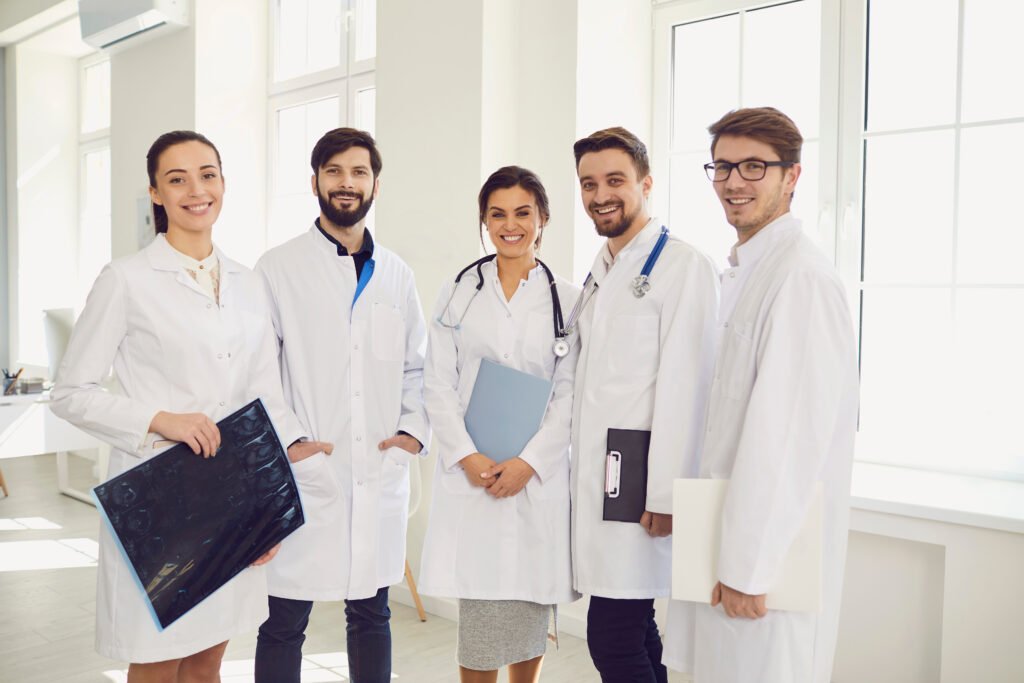 residencias médicas: grupo de médicos jóvenes en un pasillo de hospital