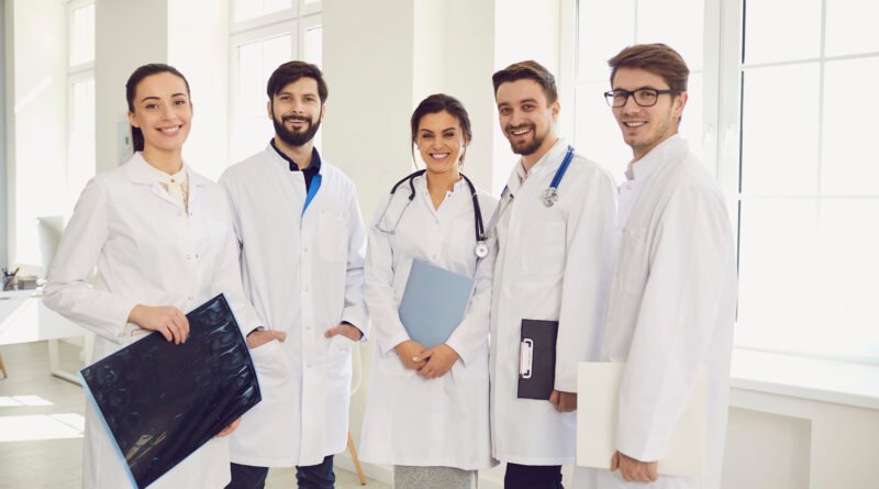 residencias médicas: grupo de médicos jóvenes en un pasillo de hospital