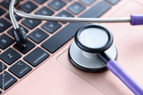 Residencias médicas: estetoscopio apoyado sobre el teclado de una notebook