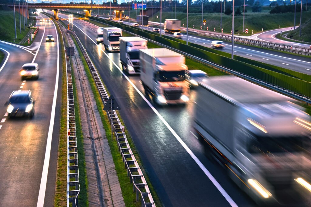 Camiones circulando por una autopista, ilustran la restricción de camiones por el fin de semana largo