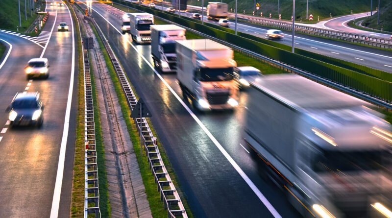 Camiones circulando por una autopista, ilustran la restricción de camiones por el fin de semana largo