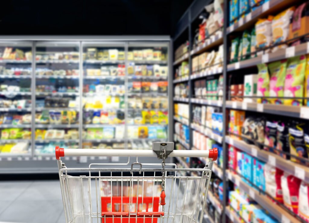 retiro de la ANMAT: elección de productos en la góndola de un supermercado con changuito
