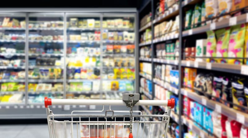 retiro de la ANMAT: elección de productos en la góndola de un supermercado con changuito