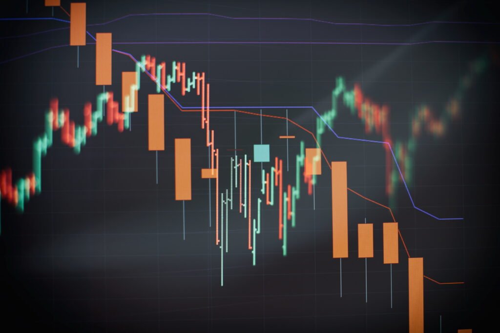 Pantalla con gráfico de velas financieras, ilustra la baja del riesgo país y el rally de bonos