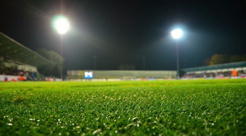 Cancha de fútbol iluminada de noche que ilustra River vs Aldosivi por Copa Argentina en Salta