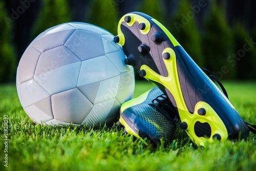 River vs Gimnasia: pelota de fútbol sobre el césped del campo de juego
