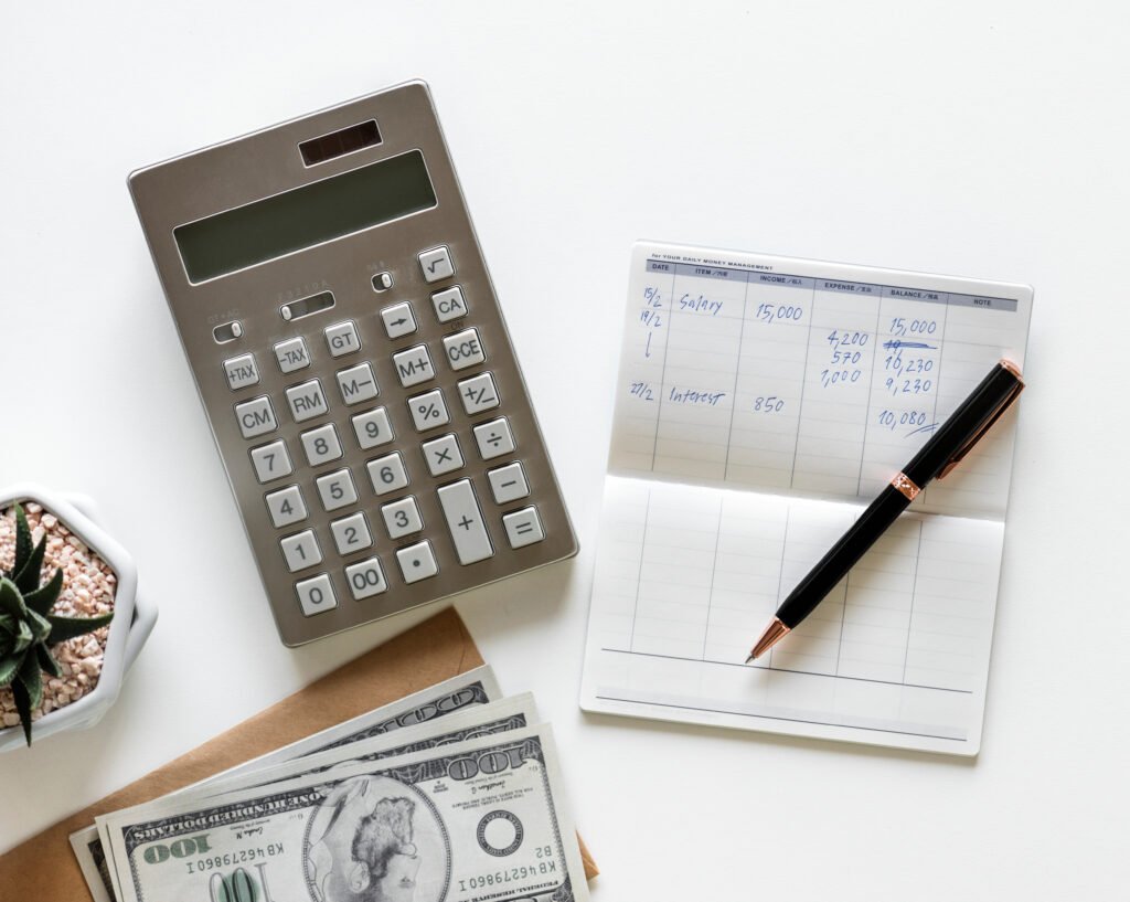 Calculadora, billetes y recibos que ilustran la pulseada de salarios y paritarias