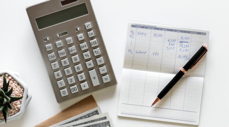 Calculadora, billetes y recibos que ilustran la pulseada de salarios y paritarias