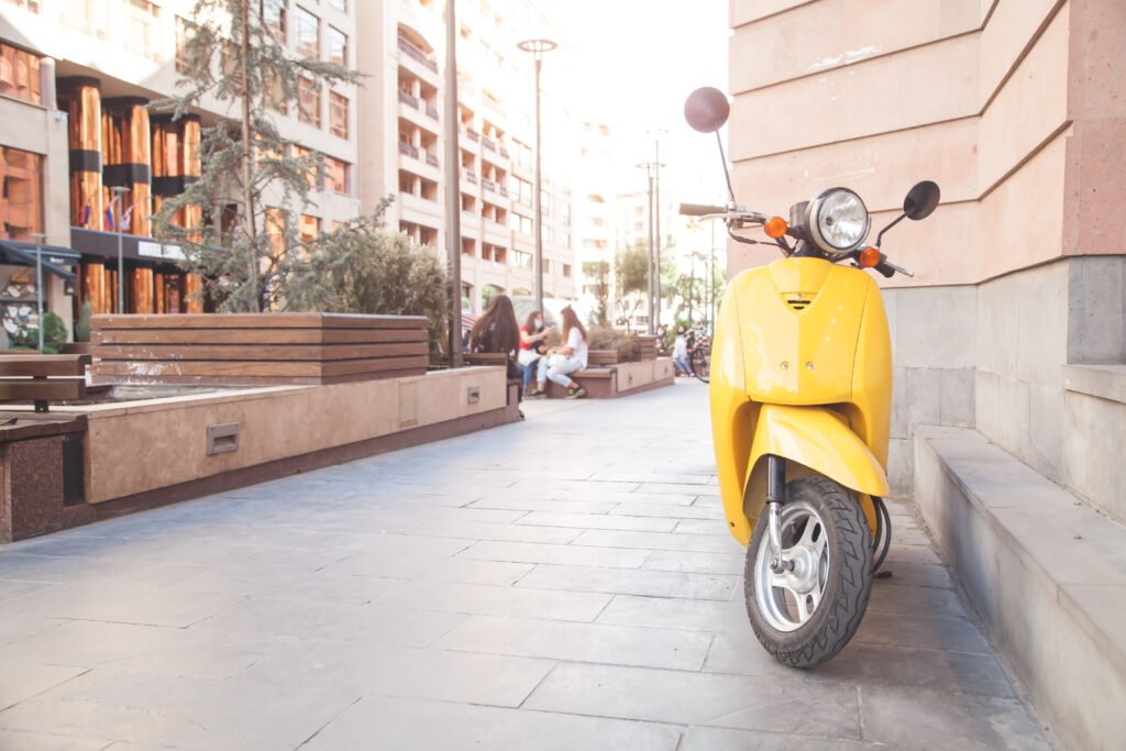 Scooters Corven Expert: scooter urbano moderno estacionado en una calle de ciudad