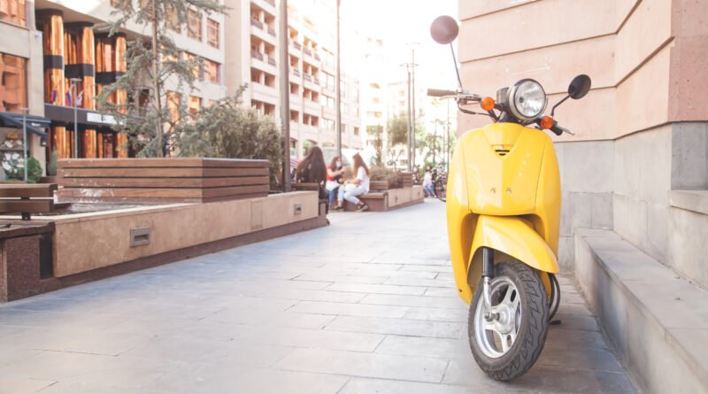 Scooters Corven Expert: scooter urbano moderno estacionado en una calle de ciudad