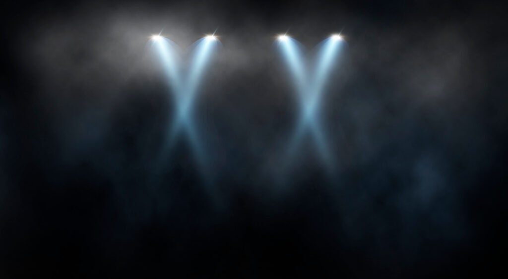 show de medio tiempo: luces potentes y humo en un estadio durante un espectáculo