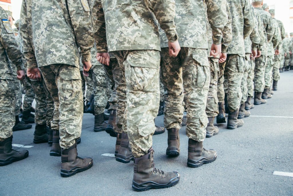 suplemento salarial: botas y desfile militar que ilustra el adicional en las Fuerzas Armadas