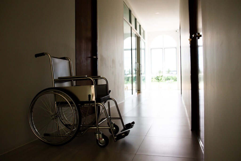 Susana Giménez: silla de ruedas en un pasillo de hospital