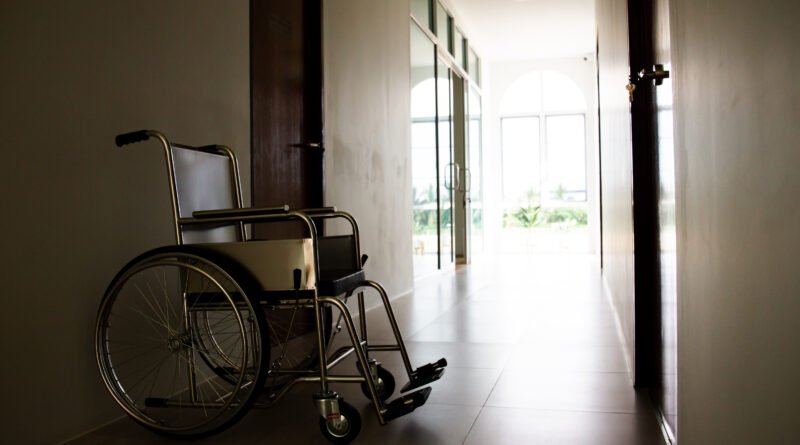Susana Giménez: silla de ruedas en un pasillo de hospital