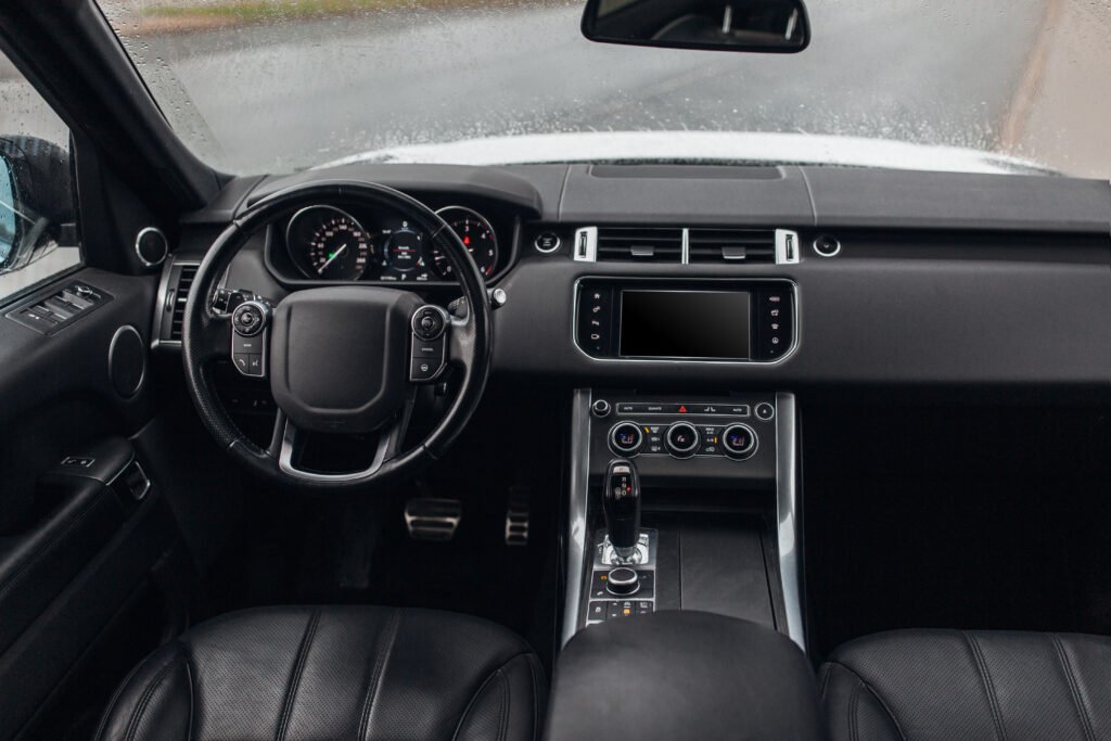 Interior de un SUV híbrido moderno con pantalla multimedia y tablero digital