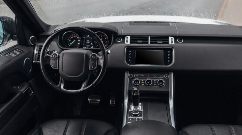 Interior de un SUV híbrido moderno con pantalla multimedia y tablero digital