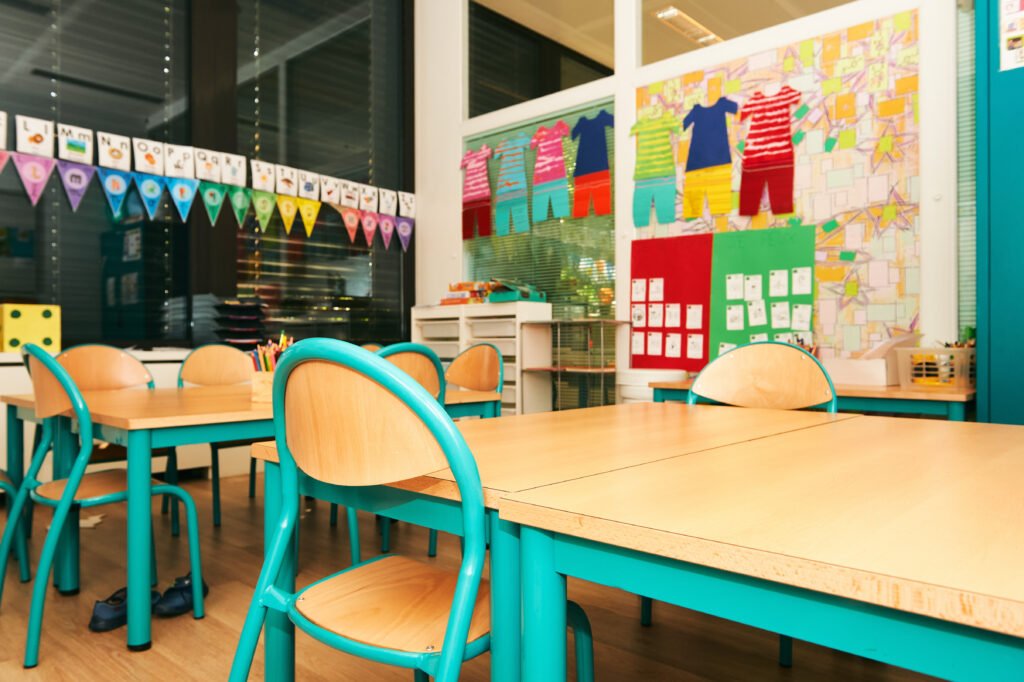 Aula de primaria vacía que ilustra el TDAH en la infancia