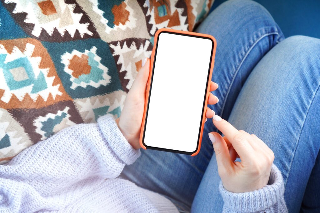 Tini Stoessel: manos sosteniendo un celular con la pantalla de una app de redes sociales
