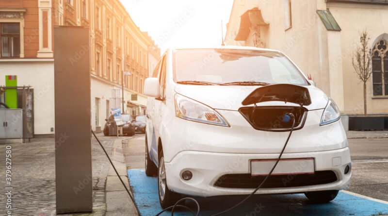 Toyota bZ4X: auto eléctrico cargando en la ciudad