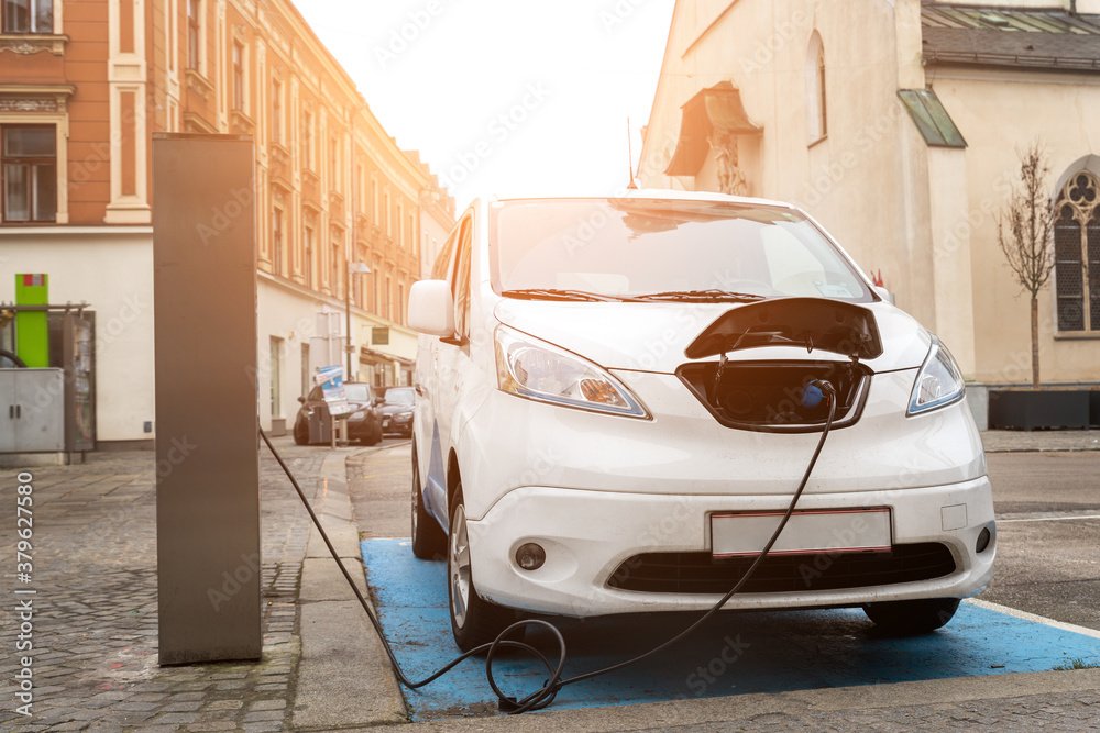 Toyota bZ4X: auto eléctrico cargando en la ciudad