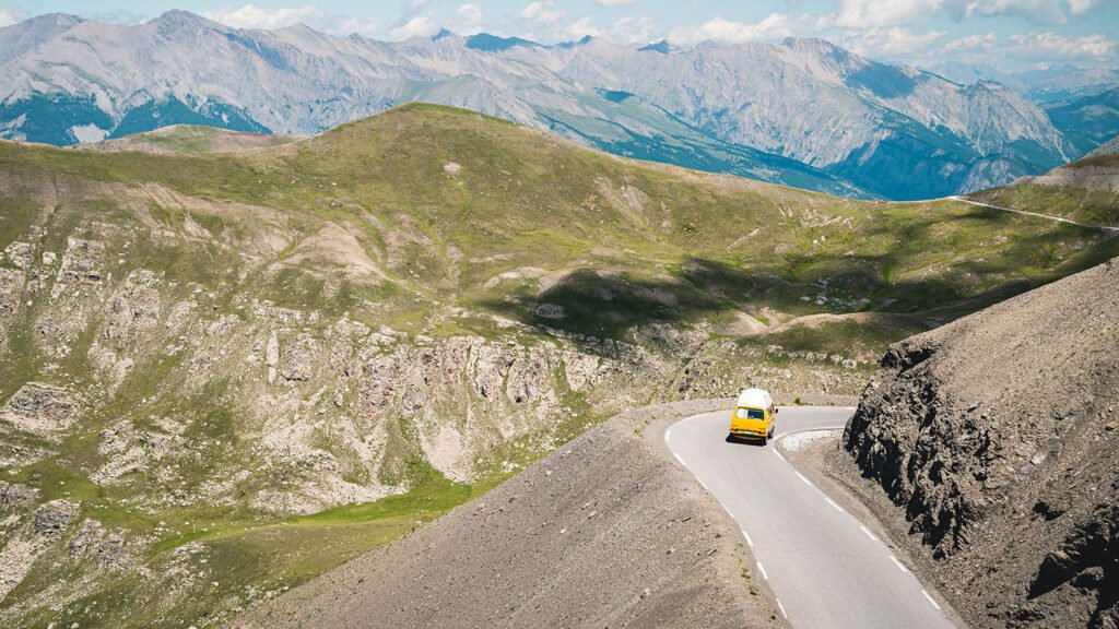 Toyota Hiace 4x4: van utilitaria en un camino de montaña de tierra