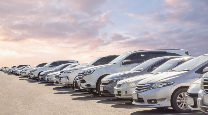 Autos usados en un playón de venta que ilustran los usados certificados