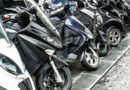 Motos estacionadas en hilera en la ciudad que ilustran la venta de motos en alza