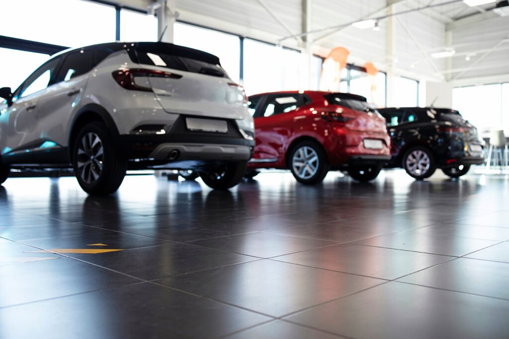 Ventas de autos: salón de concesionaria con autos 0km en exhibición