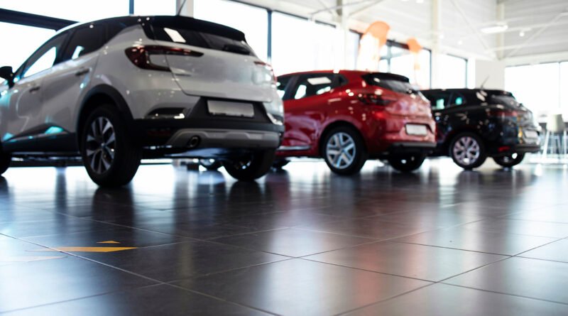 Ventas de autos: salón de concesionaria con autos 0km en exhibición