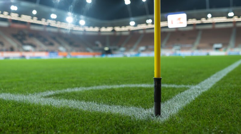 Banderín en la cancha que ilustra a los veteranos de Malvinas