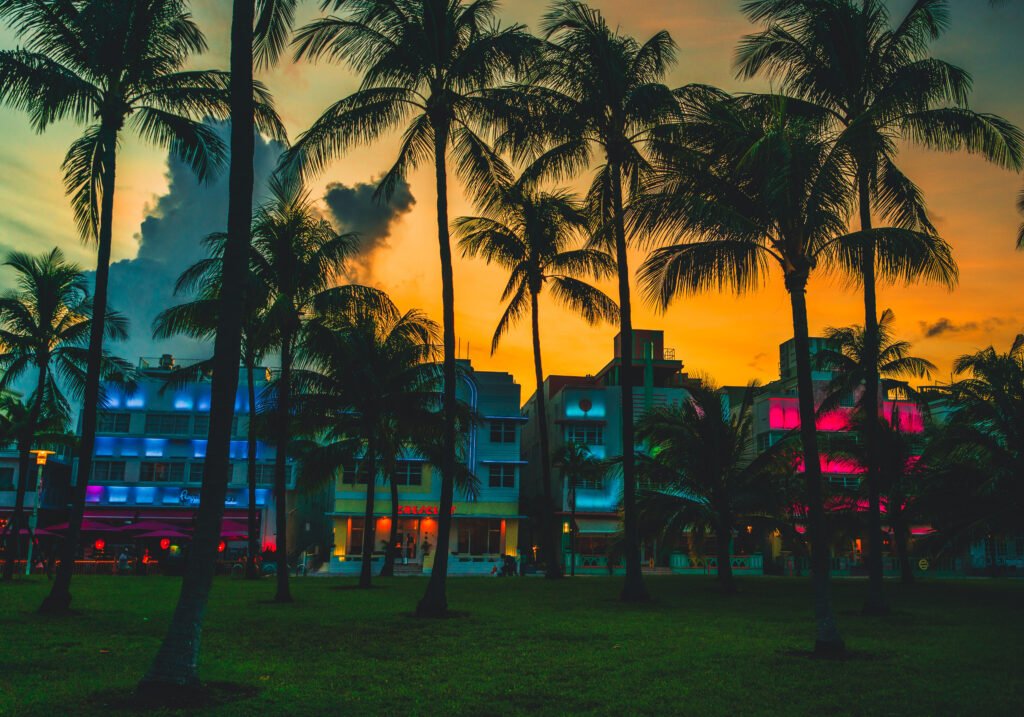 Atardecer en la playa de Miami con palmeras y edificios, ilustra el viaje de Icardi y la China Suárez