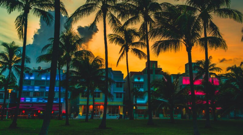 Atardecer en la playa de Miami con palmeras y edificios, ilustra el viaje de Icardi y la China Suárez