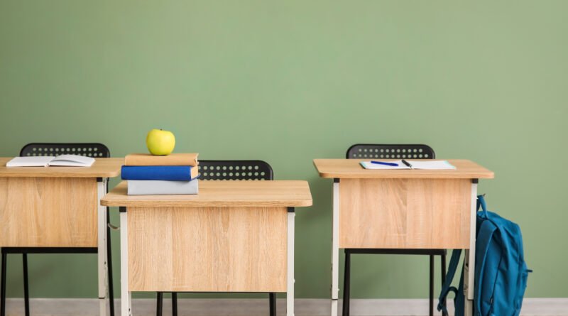 vouchers educativos: pupitres en un aula escolar