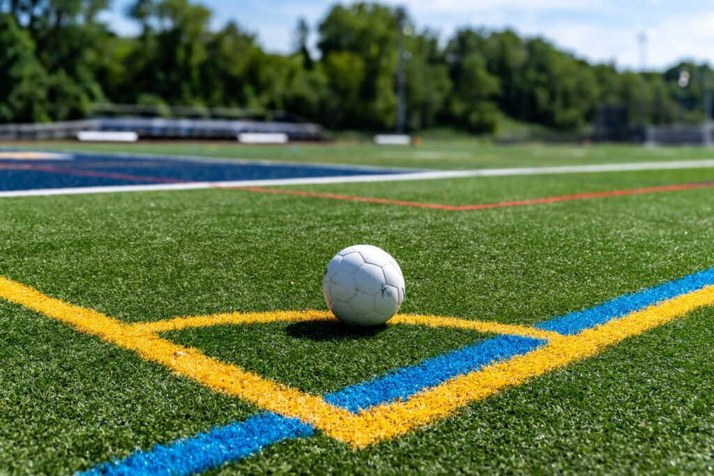 Pelota en una cancha de fútbol que ilustra la vuelta de Villa a Boca