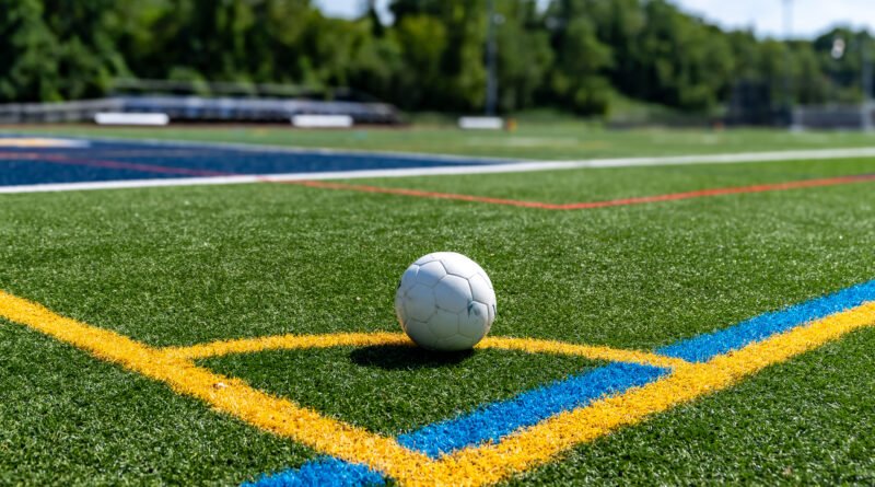 Pelota en una cancha de fútbol que ilustra la vuelta de Villa a Boca