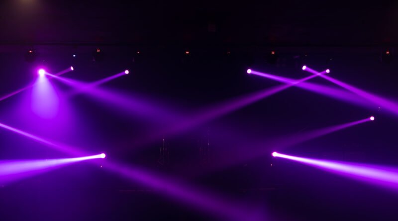 Wanda Nara: escenario de show con luces de colores, sin rostros