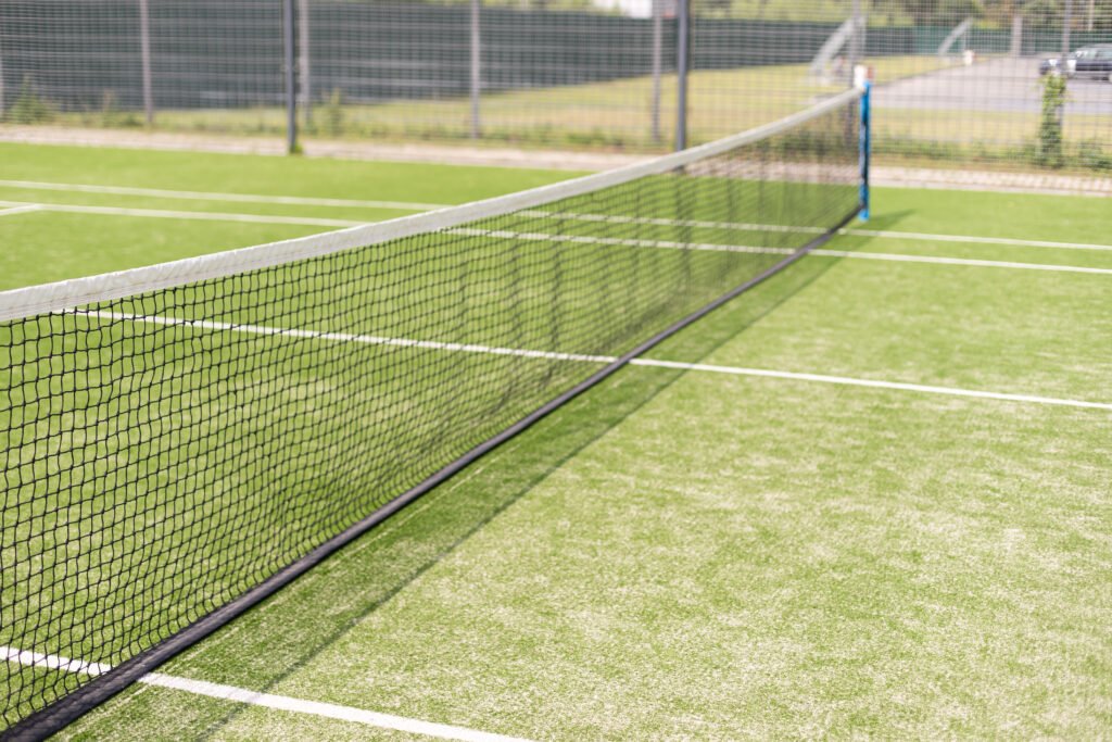 Red de tenis en primer plano sobre la cancha, ilustra las semifinales del Wimbledon femenino