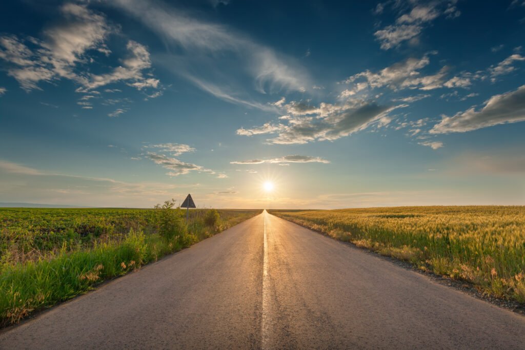 Ruta vacía al atardecer, ilustra la tragedia del youtuber Chatterbox en la Ruta 5